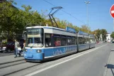 München Straßenbahnlinie 16 mit Niederflurgelenkwagen 2129 am Romanplatz (2007)
