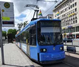 München Straßenbahnlinie 16 mit Niederflurgelenkwagen 2136 am Karlsplatz (Stachus) (2020)