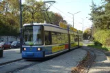München Straßenbahnlinie 17 mit Niederflurgelenkwagen 2112 am Amalienburgstraße (2007)