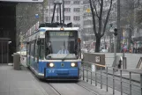 München Straßenbahnlinie 27 mit Niederflurgelenkwagen 2117 am Karlsplatz (Stachus) (2014)