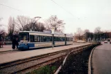 München Straßenbahnlinie 27 mit Niederflurgelenkwagen 2127 am Petuelring (1998)