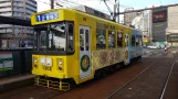 Nagasaki Straßenbahnlinie 1 mit Triebwagen 1302 am Nishihamano-Machi (2017)