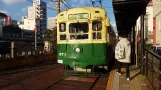 Nagasaki Straßenbahnlinie 5 mit Triebwagen 371 am Nishihamano-Machi (2017)