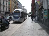 Neapel Straßenbahnlinie 1 mit Niederflurgelenkwagen 1122 auf Corso Giuseppe Garibaldi (2014)