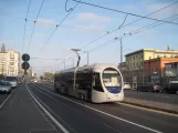 Neapel Straßenbahnlinie 4 mit Niederflurgelenkwagen 1105, Seitenansicht Via Amerigo Vecpucci (2014)