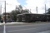New Orleans Linie 12 St. Charles Streetcar mit Triebwagen 932 am Carrollton  von der Seite gesehen (2010)