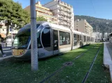 Nizza Straßenbahnlinie 1 mit Niederflurgelenkwagen 015 am Saint-Roch (2019)