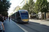 Nizza Straßenbahnlinie 1 mit Niederflurgelenkwagen 015 auf Avenue Jean Médecin (2016)