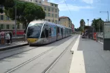 Nizza Straßenbahnlinie 1 mit Niederflurgelenkwagen 017 am Opéra - Vieille Ville (2016)