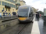 Nizza Straßenbahnlinie 1 mit Niederflurgelenkwagen 022, die Rückseite Cathédrale Vielle Ville (2016)