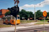 Norrköping Straßenbahnlinie 2 mit Triebwagen 49 in der Kreuzung E4 (Riksvägen) (1995)