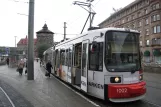 Nürnberg Straßenbahnlinie 8 mit Niederflurgelenkwagen 1002 am Bahnhofplatz (2010)