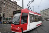 Nürnberg Straßenbahnlinie 8 mit Niederflurgelenkwagen 1106 am Bahnhofplatz (2010)