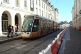 Orléans Straßenbahnlinie A mit Niederflurgelenkwagen 52 am Royale-Châtelet (2010)