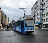 Oslo Straßenbahnlinie 12 mit Gelenkwagen 129 in der Kreuzung Storgata/Hausmanns gate (2020)
