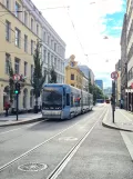 Oslo Straßenbahnlinie 13 mit Niederflurgelenkwagen 146 am Dronningens gate (2021)