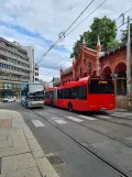 Oslo Straßenbahnlinie 18 mit Niederflurgelenkwagen 150 in der Kreuzung Kirkeristen/Storgata (2021)