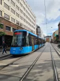 Oslo Straßenbahnlinie 18 mit Niederflurgelenkwagen 401 auf Storgata (2022)