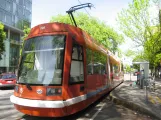 Portland Straßenbahnlinie NS mit Niederflurgelenkwagen 005 am Art Museum von der Seite gesehen (2016)