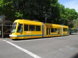 Portland Straßenbahnlinie NS mit Niederflurgelenkwagen 023, Seitenansicht SW 11th & Jefferson (2016)