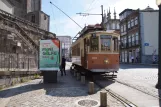 Porto Straßenbahnlinie 1 mit Triebwagen 220 am Infante (2016)
