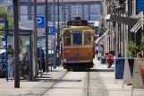 Porto Straßenbahnlinie 1 mit Triebwagen 220 auf R. Nova da Alfândega (2016)