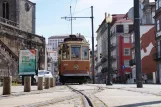 Porto Straßenbahnlinie 1 mit Triebwagen 220 auf Rua do Infante D. Henrique (2016)