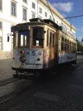 Porto Straßenbahnlinie 22 mit Triebwagen 220 hinter Carmo (2019)