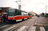 Prag Straßenbahnlinie 12 mit Triebwagen 8627 am Nádraźi Hološocvice (2001)