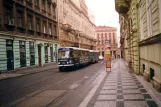 Prag Straßenbahnlinie 5 mit Triebwagen 7262 auf Dláźděná (2001)