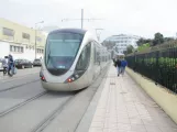 Rabat Straßenbahnlinie L2 auf Avenue Chellah, von hinten gesehen (2018)