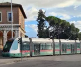 Rom Straßenbahnlinie 3 mit Niederflurgelenkwagen 9218 auf Viale Aventino (2020)