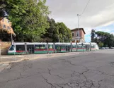 Rom Straßenbahnlinie 3 mit Niederflurgelenkwagen 9218 auf Viale Aventino, von der Seite gesehen (2020)
