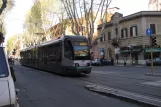 Rom Straßenbahnlinie 8 mit Niederflurgelenkwagen 9106 in der Kreuzung Viale Trastevere/Via di S. Francesco a Ripa (2010)