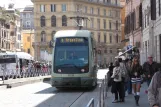 Rom Straßenbahnlinie 8 mit Niederflurgelenkwagen 9235 am Torre Argentina (2010)