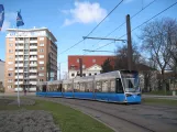 Rostock Straßenbahnlinie 1 mit Niederflurgelenkwagen 606 auf Neuer Markt (2015)