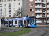 Rostock Straßenbahnlinie 1 mit Niederflurgelenkwagen 607 auf Neuer Markt (2015)