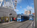 Rostock Straßenbahnlinie 5 mit Niederflurgelenkwagen 686 am Neuer Markt (2015)