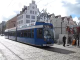 Rostock Straßenbahnlinie 5 mit Niederflurgelenkwagen 686 am Neuer Markt von der Seite gesehen (2015)