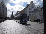 Rostock Straßenbahnlinie 6 mit Niederflurgelenkwagen 663 auf Neuer Markt (2015)