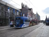 Rostock Straßenbahnlinie 6 mit Niederflurgelenkwagen 672 am Neuer Markt (2015)