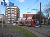Rostock Straßenbahnlinie 6 mit Niederflurgelenkwagen 672 auf Neuer Markt (2015)