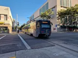 Sacramento Straßenbahnlinie Blau mit Gelenkwagen 230 in der Kreuzung J Street / 8th Street (2023)