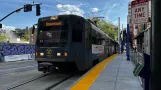 Sacramento Straßenbahnlinie Blau mit Gelenkwagen 240 am 8th & K Station (NB) (2024)