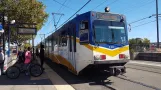 Sacramento Straßenbahnlinie Gold mit Gelenkwagen 119 am University/65th Street Station (2019)