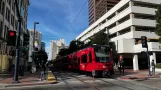 San Diego Straßenbahnlinie Blau mit Gelenkwagen 5045 am Fifth Avenue (2022)