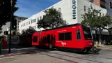 San Diego Straßenbahnlinie Orange mit Gelenkwagen 4002nah 5th Ave (2022)