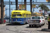 San Francisco F-Market & Wharves mit Triebwagen 1010 in der Kreuzung The Embarcadero/Don Chee Way (2010)