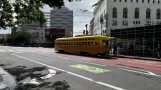 San Francisco F-Market & Wharves mit Triebwagen 1052 in der Kreuzung Market St & Larkin St (2022)