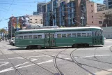 San Francisco F-Market & Wharves mit Triebwagen 1053 in der Kreuzung The Embarcadero/Don Chee Way (2010)